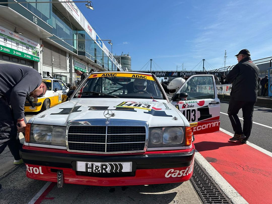 Mercedes-Benz 190 E in der Boxengasse