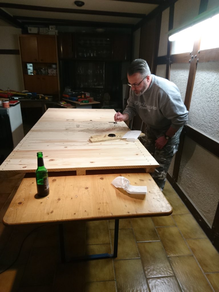 Mitglied malt den MSC-Kefenrod-Schriftzug per Hand auf die Thekenfront