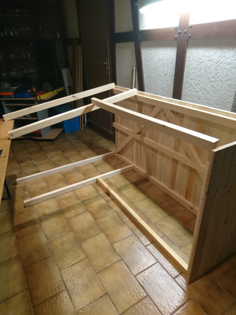 Holzrahmen der Clubraum-Theke im Bau