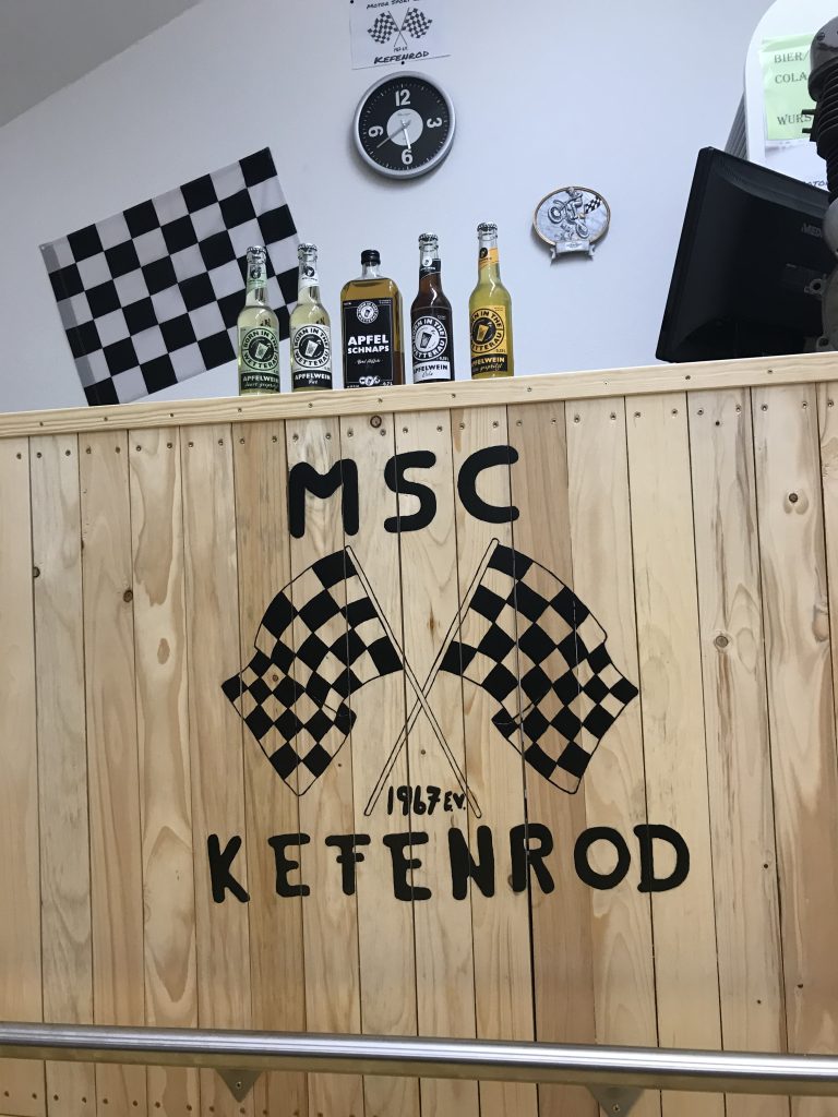 Fertige Theke der MSC Home Base mit handgemaltem MSC-Kefenrod-Schriftzug